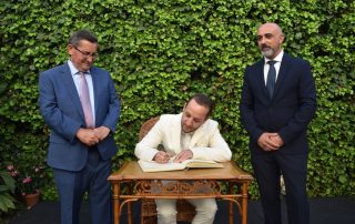 Manuel Liñán firma el libro de honor del museo casa natal de federico garcía lorca
