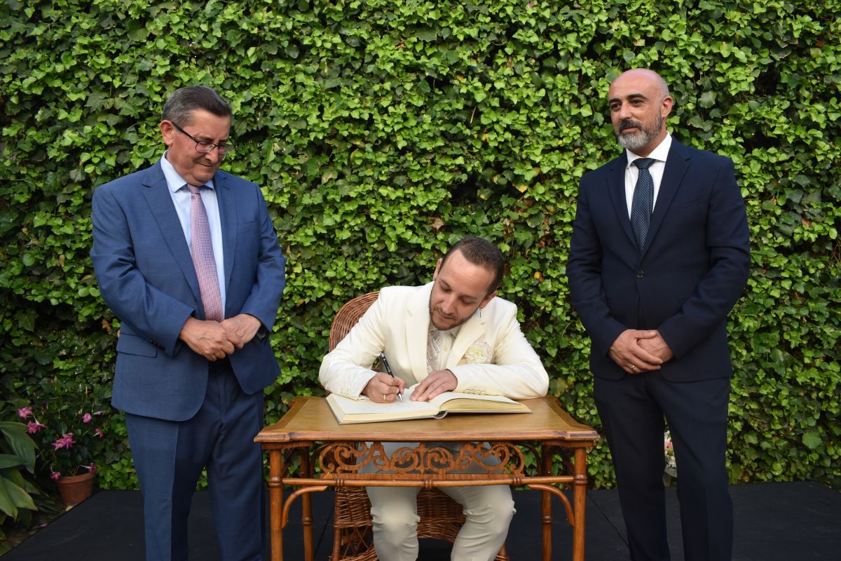 Manuel Liñán firma el libro de honor del museo casa natal de federico garcía lorca